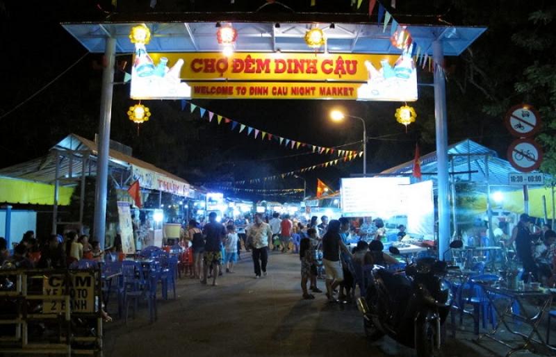 Các loại hải sản tươi sống như ghẹ, tôm, ốc được bày bán hấp dẫn tại chợ đêm Dinh Cậu Phú Quốc